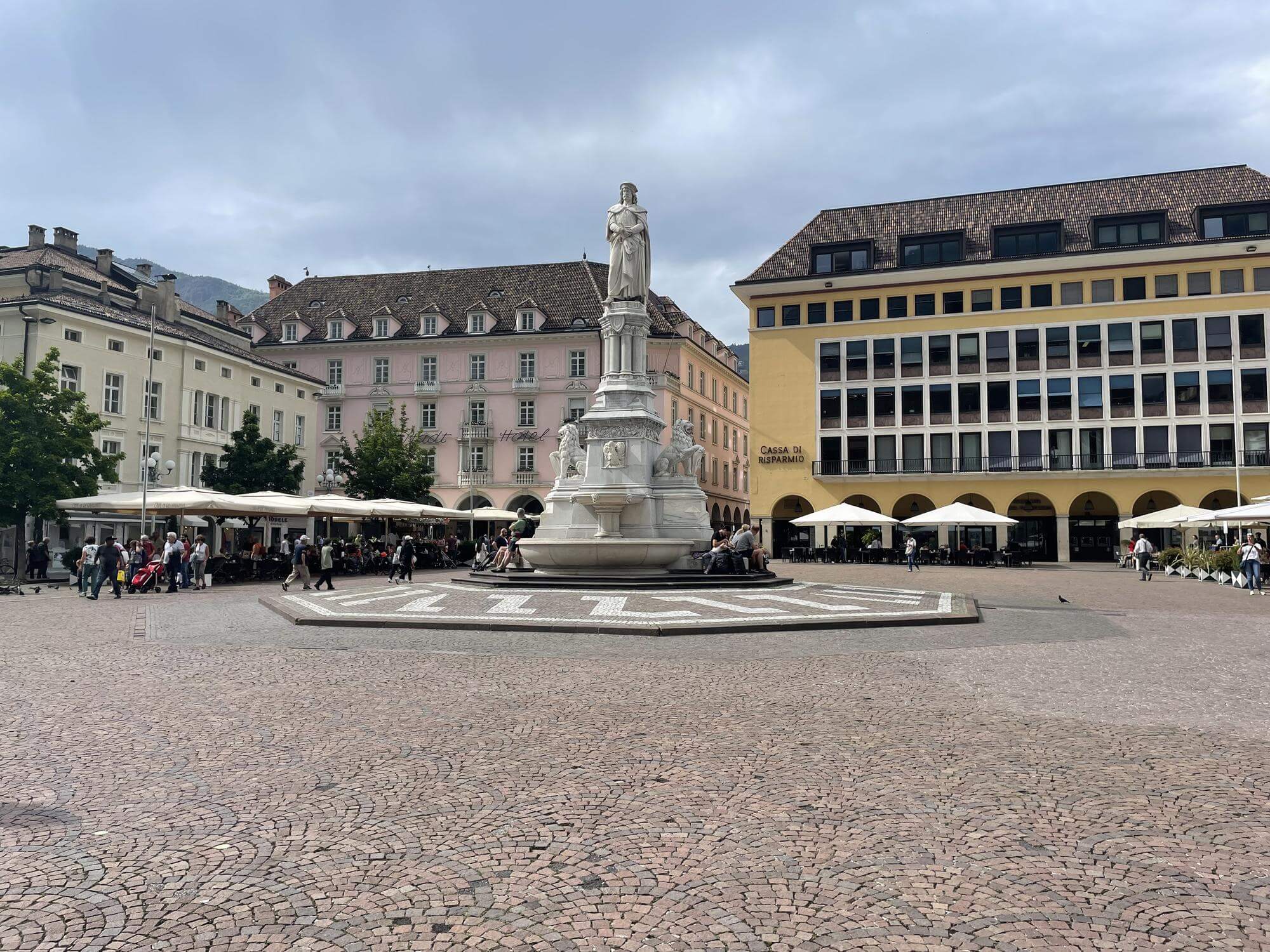 Warum steht das Waltherdenkmal in Bozen?